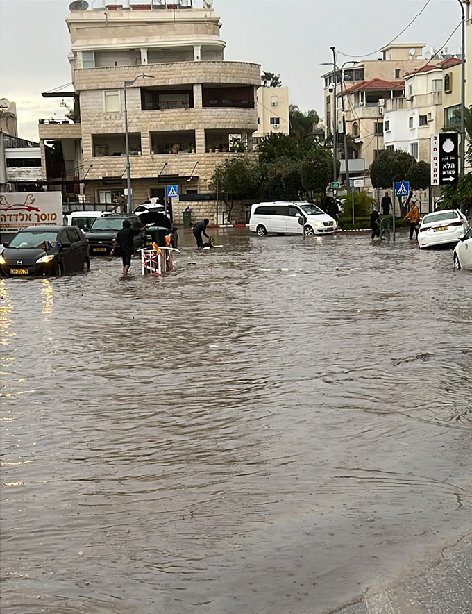 مياه الامطار تغرق منطقة مسجد الروضة في جلجولية